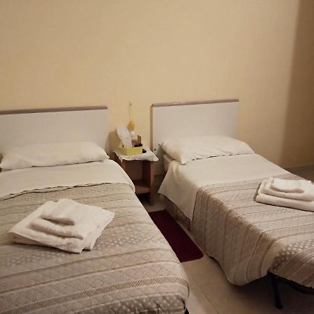 Isola Verde Guest House Фьюмичино Экстерьер фото