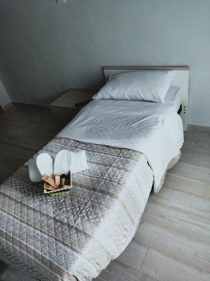Isola Verde Guest House Фьюмичино Экстерьер фото